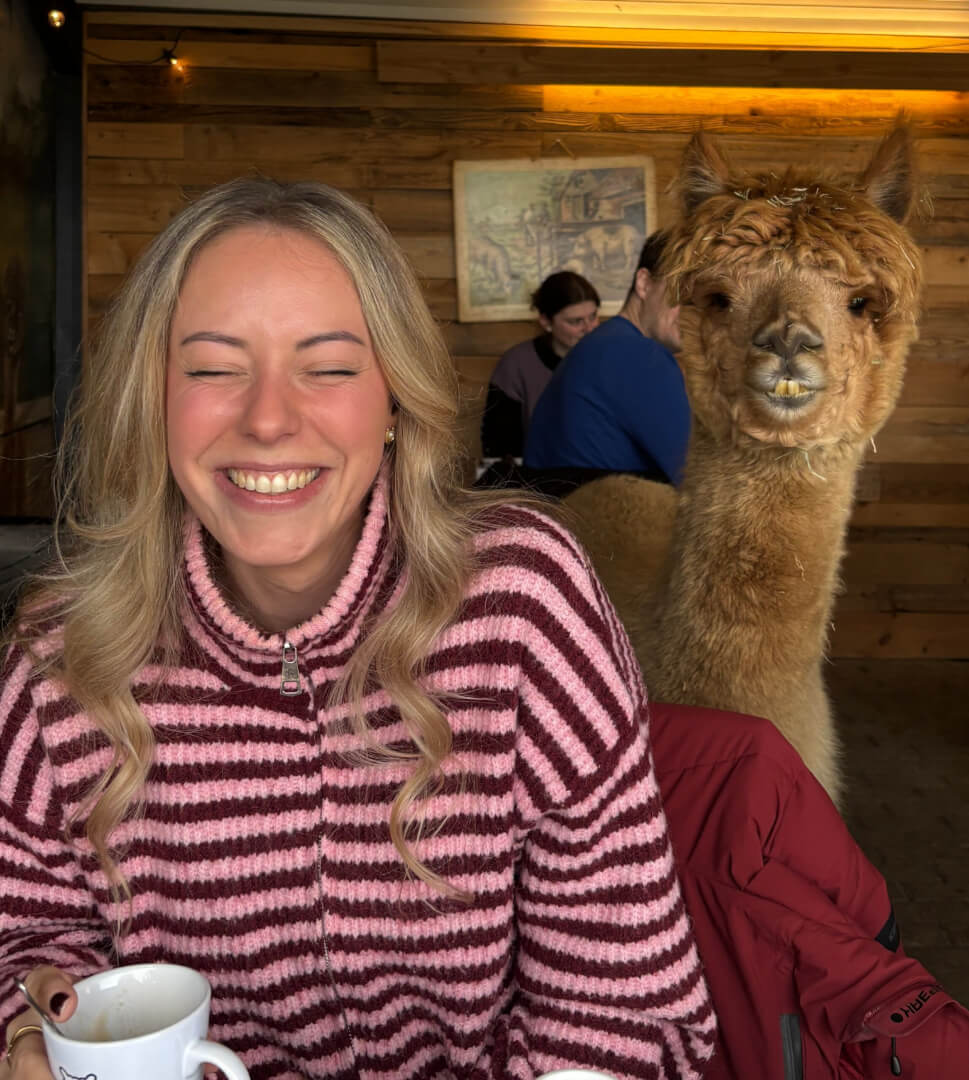 Lexi met alpaca Max-2 Lexi met Alpaca Max 2