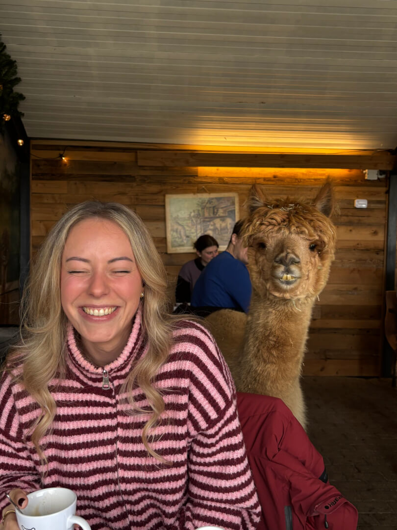 Lexi met alpaca Max Lexi met Alpaca Max